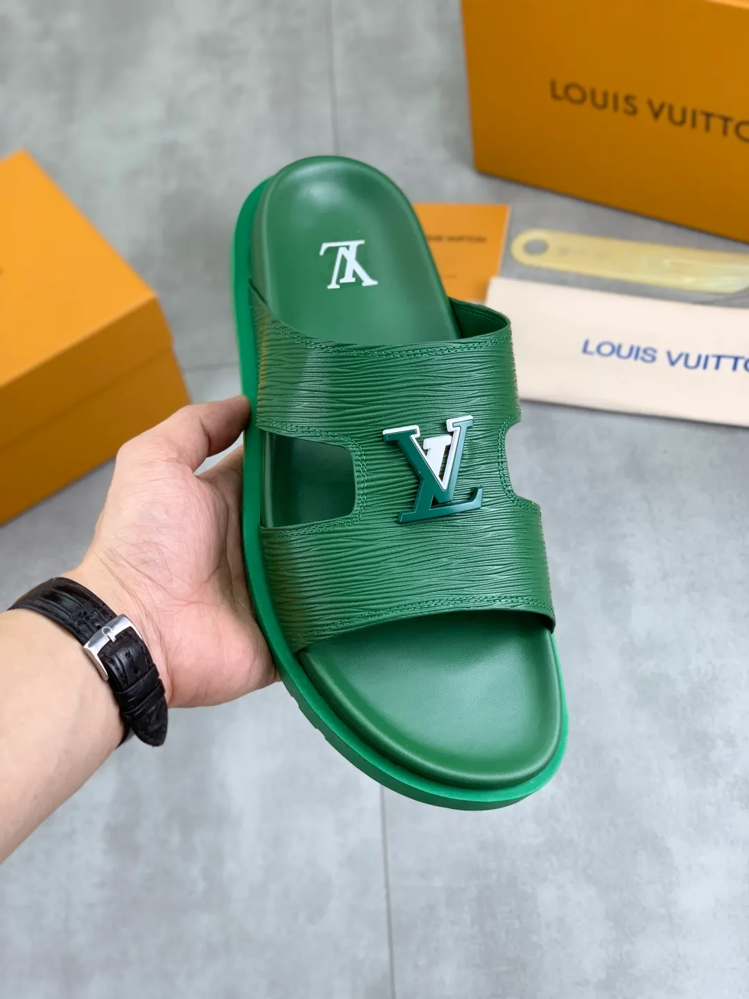 Men's shoes 💰P300💰【New style】🆘 Original quality 【LOUIS VUITTON】The popular Louis Vuitton LV men's slippers on the official website are on sale simultaneously! Original fabric imported from Italy, original factory special supply, code number: 38-44 (45 customized), many colors available